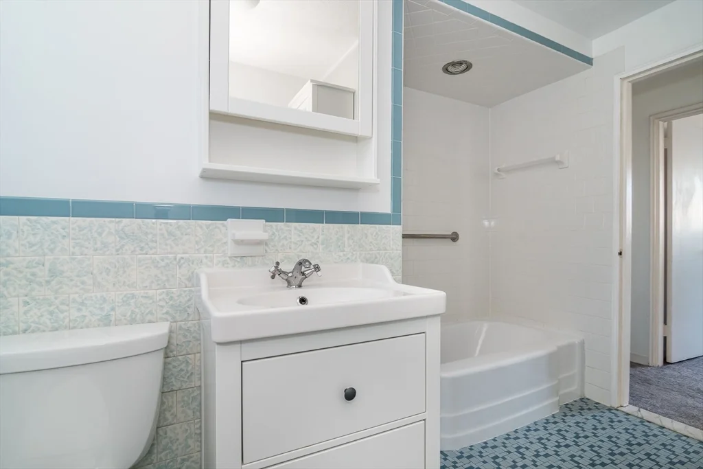 3 bed, 1 bath apartment for rent at 14 Rosslare Rd, Framingham — photo 10 of 20