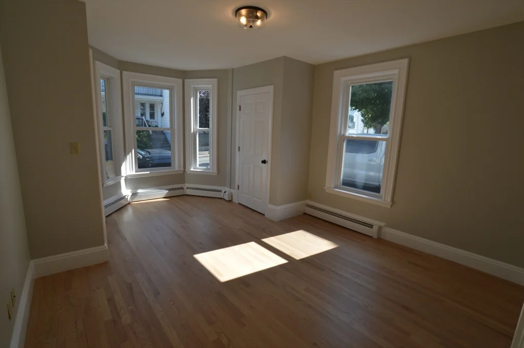 3 bed, 1 bath apartment for rent at 14 Roundy St Unit 1, Beverly — photo 3 of 8