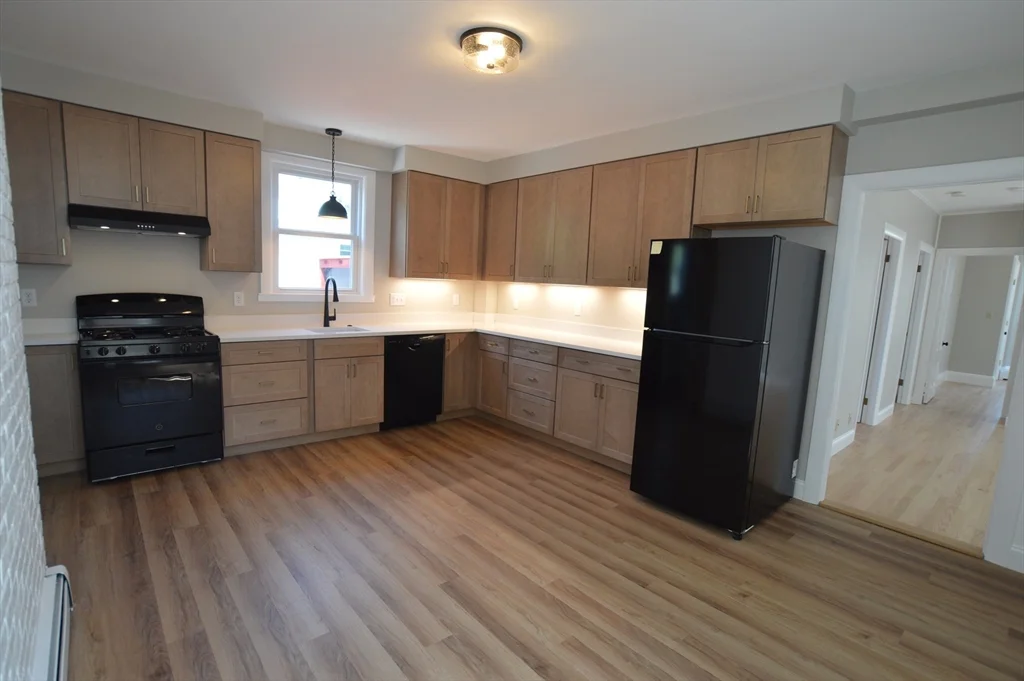 3 bed, 1 bath apartment for rent at 14 Roundy St Unit 1, Beverly — photo 2 of 8