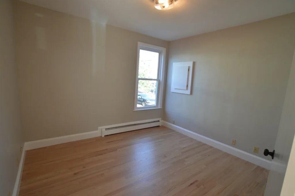 3 bed, 1 bath apartment for rent at 14 Roundy St Unit 1, Beverly — photo 4 of 8