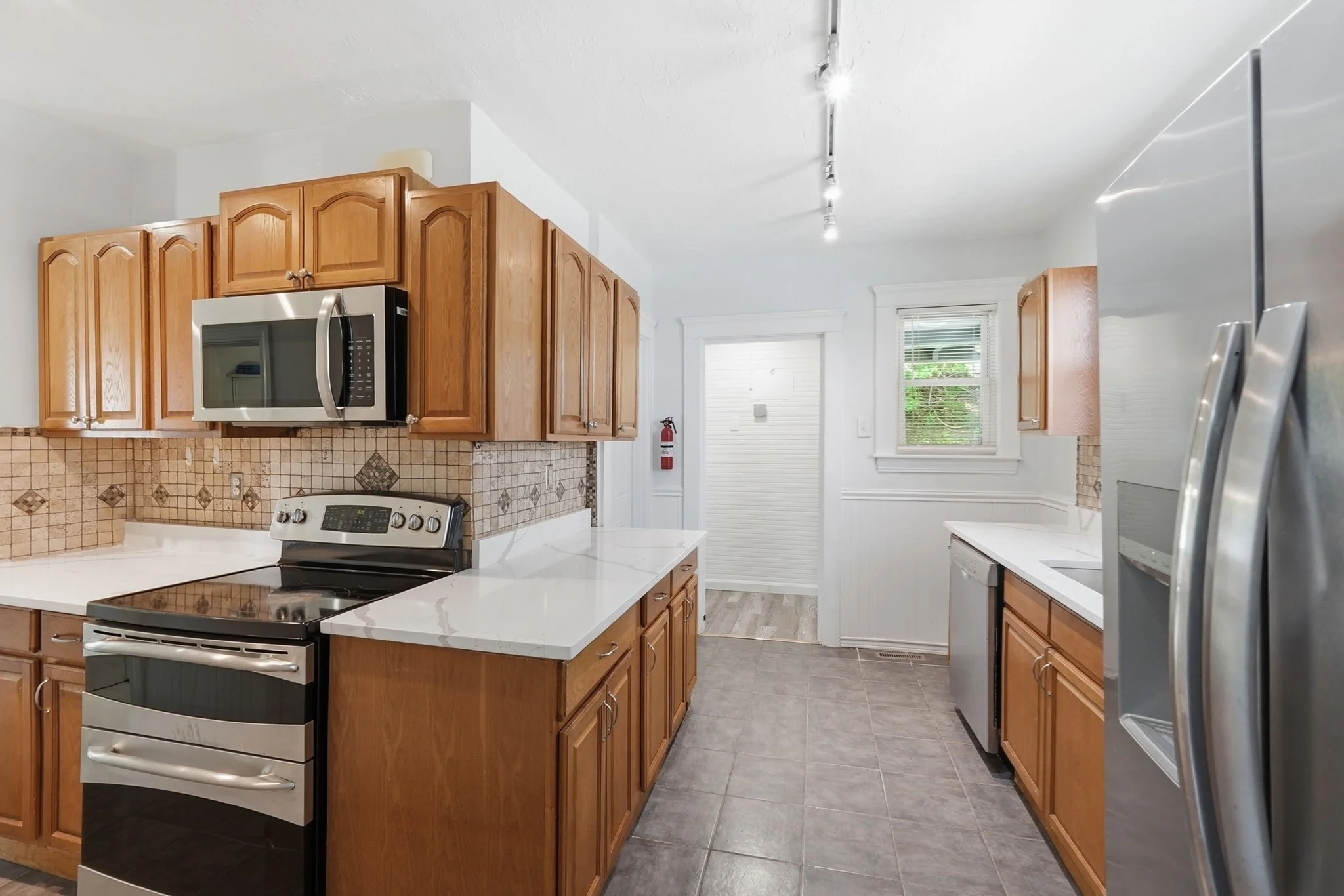 4 bed, 2 bath apartment for rent at 14 Saint Elmo Rd, Tatnuck — photo 9 of 35