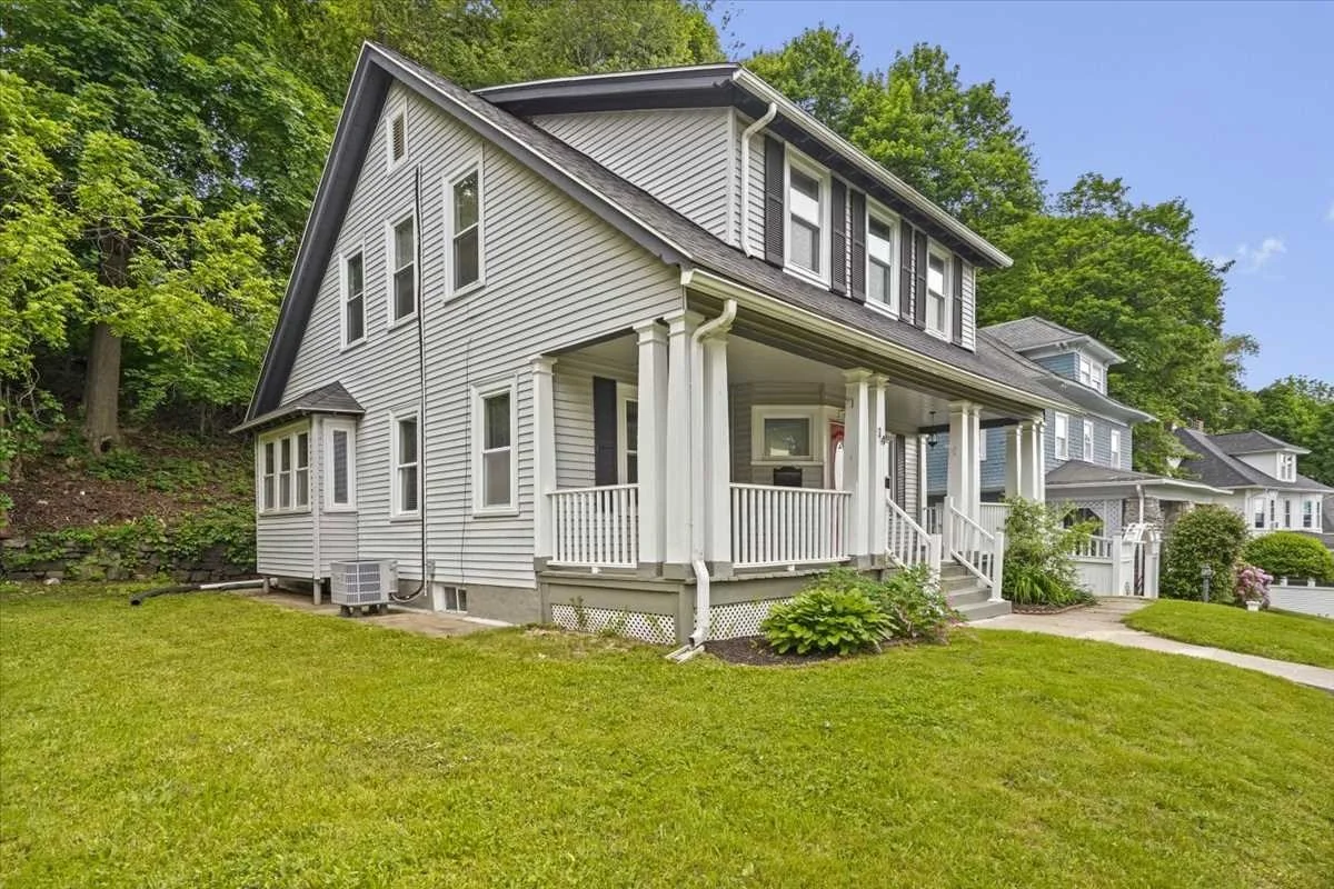 4 bed, 2 bath apartment for rent at 14 Saint Elmo Rd, Worcester — photo 4 of 24