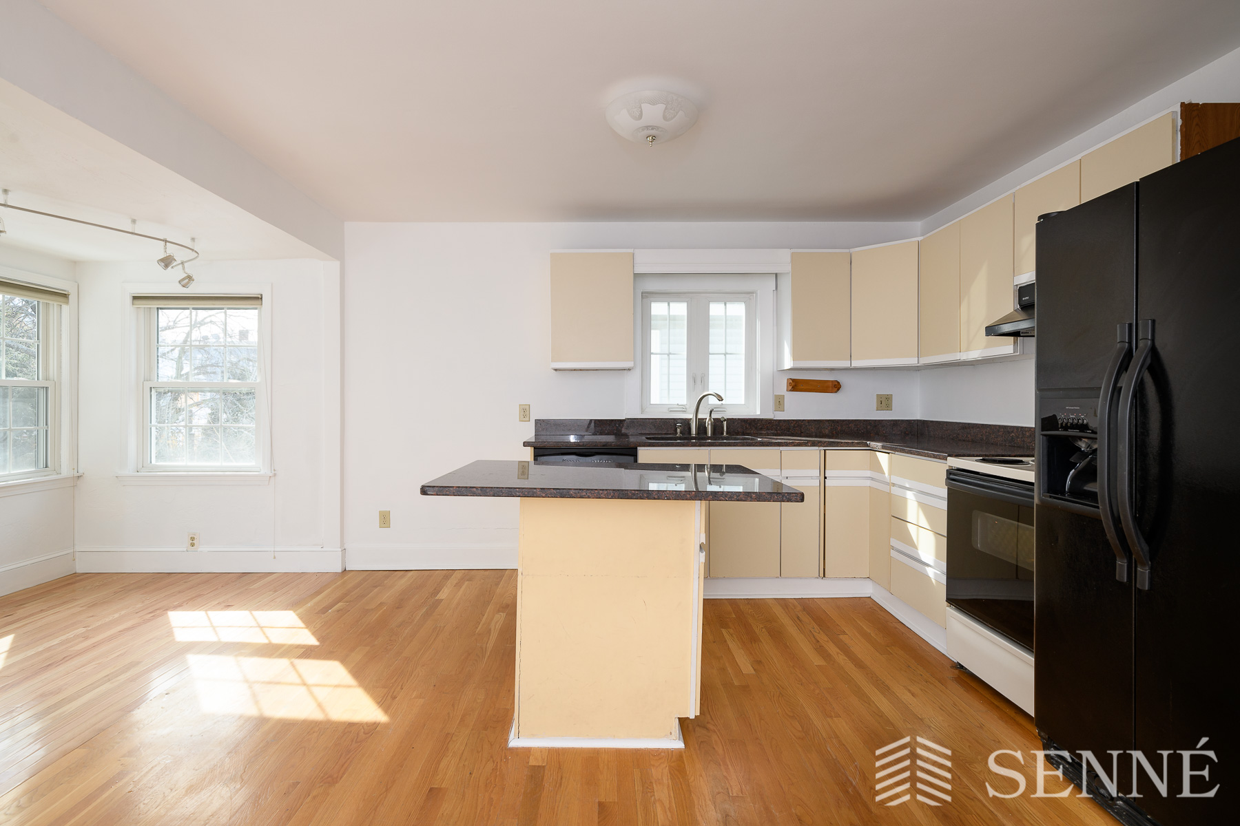 2.5 bed, 2.5 bath apartment for rent at 14 Skehan St Unit 2, Ward Two — photo 3 of 14