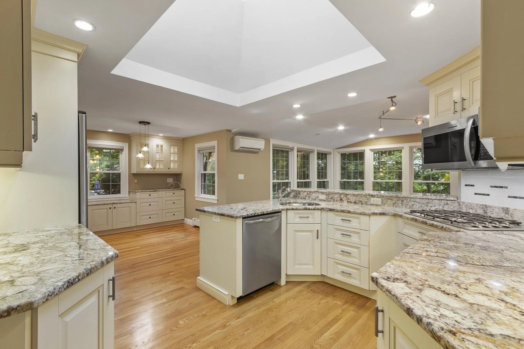 3 bed, 2 bath apartment for rent at 14 Steele St, Stoneham — photo 3 of 39