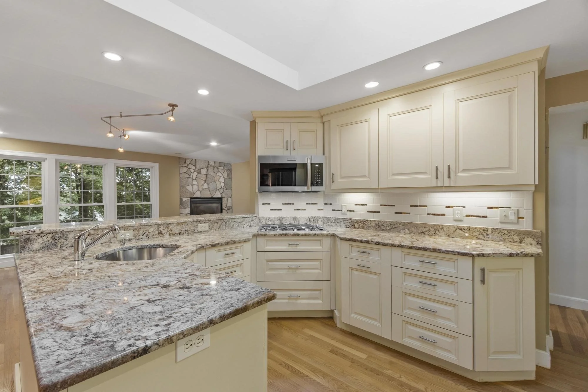 3 bed, 2 bath apartment for rent at 14 Steele St, Stoneham — photo 4 of 39