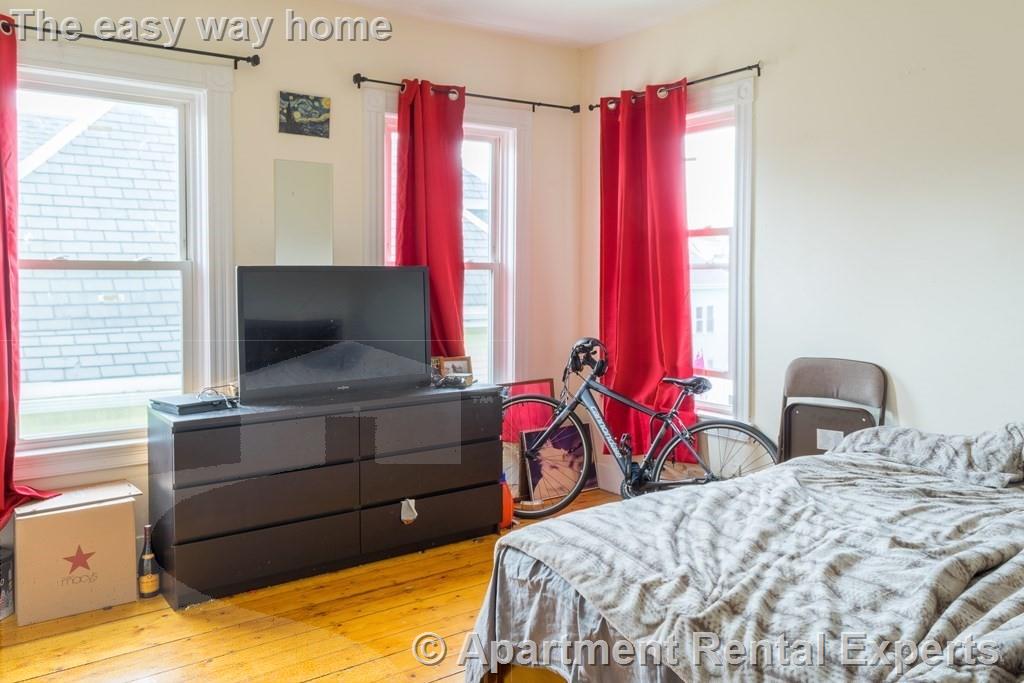 4 bed, 2 bath apartment for rent at 14 Stickney Ave Unit 3, Winter Hill — photo 7 of 16