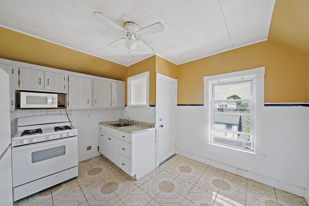 1 bed, 1 bath apartment for rent at 14 Stuart St Unit 3, Everett — photo 4 of 17