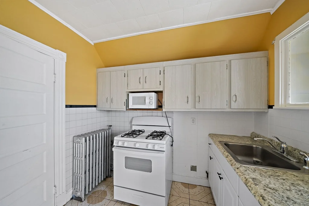 1 bed, 1 bath apartment for rent at 14 Stuart St Unit 3, Everett — photo 5 of 17