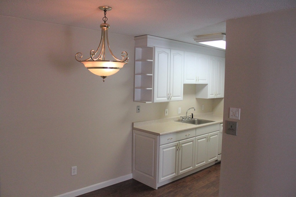 2 bed, 1 bath apartment for rent at 14 Village Green Ln Unit 1, Natick — photo 2 of 12