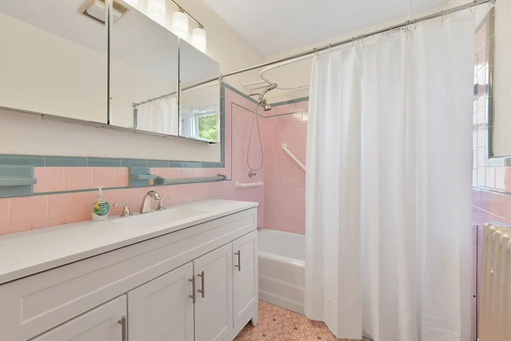 3 bed, 1 bath apartment for rent at 14 Westover St Unit 2, West Roxbury — photo 8 of 25