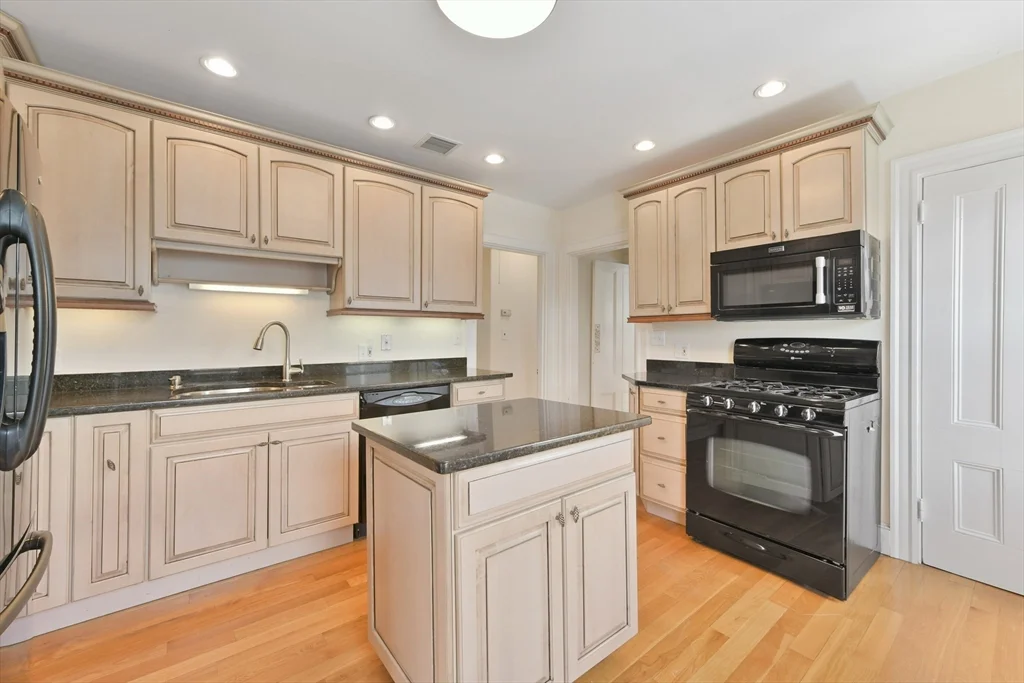 3 bed, 1 bath apartment for rent at 14 Westover St Unit 2, West Roxbury — photo 2 of 25