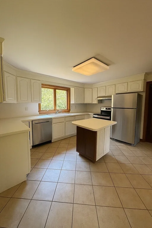 3 bed, 1 bath apartment for rent at 14 White Rd Unit 0, Braintree — photo 2 of 12