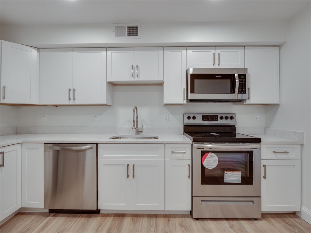 2 bed, 1 bath apartment for rent at 14 William St Unit 1, Worcester — photo 3 of 21