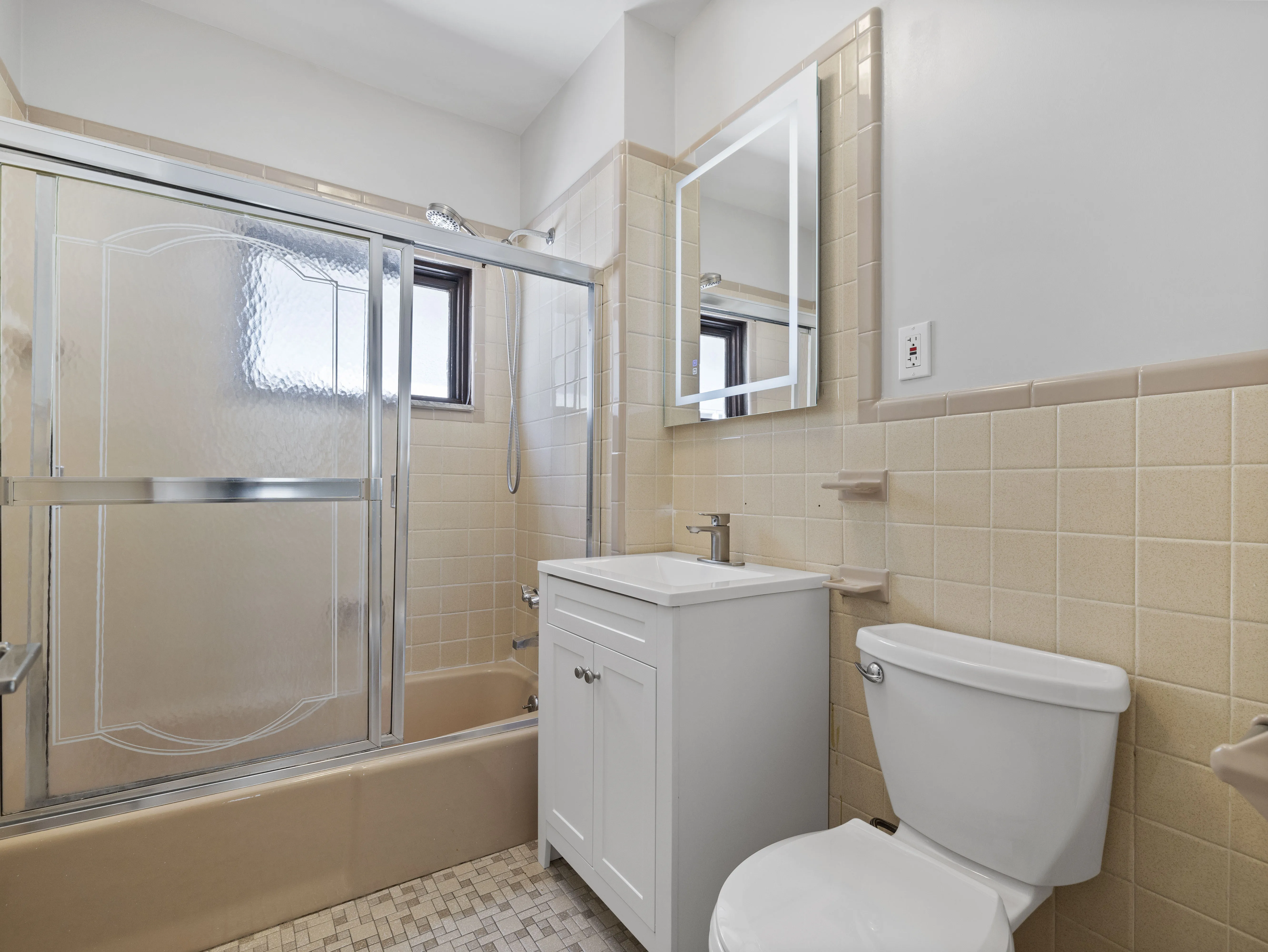 7 bed, 2 bath apartment for rent at 14 Windsor Rd Unit 2, South Medford — photo 11 of 18
