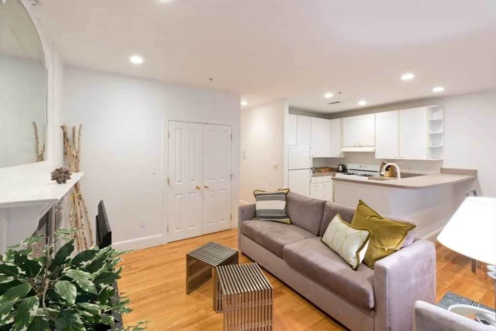 1 bed, 1 bath apartment for rent at 140 Boylston St Unit 2, Boston Downtown — photo 3 of 14