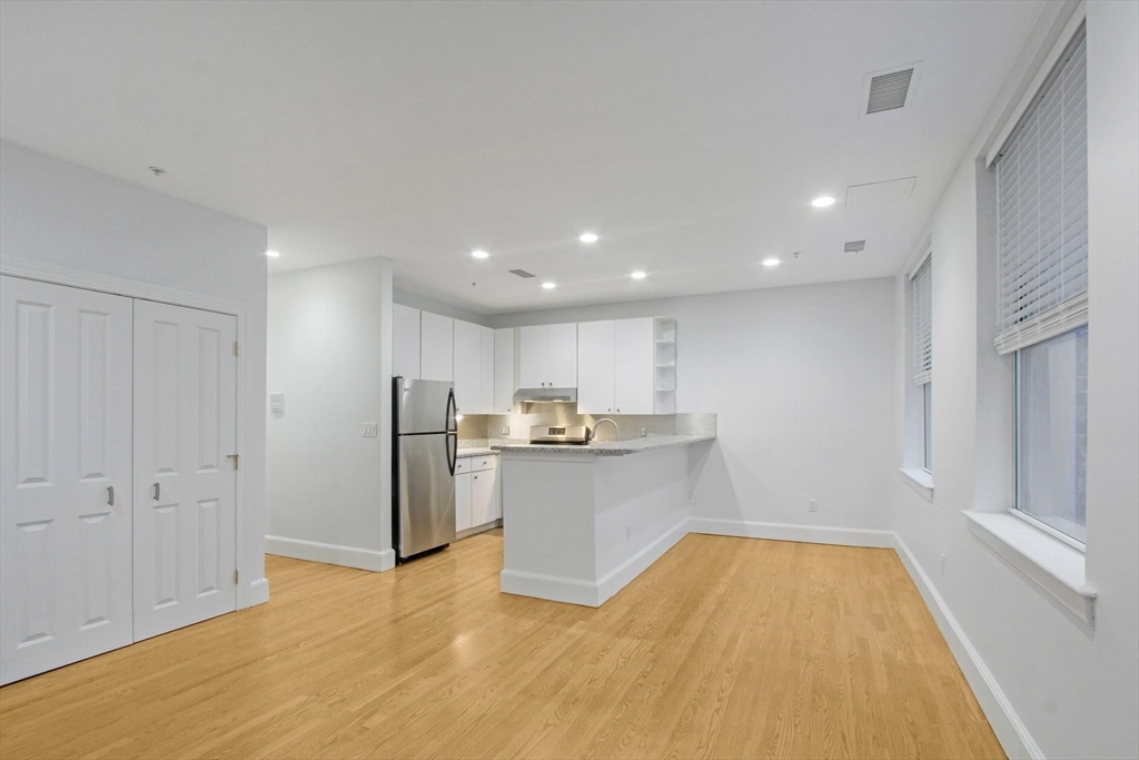 1 bed, 1 bath apartment for rent at 140 Boylston St Unit 6, Back Bay — photo 1 of 14