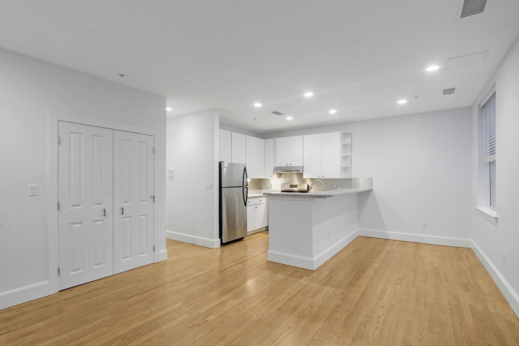 1 bed, 1 bath apartment for rent at 140 Boylston St Unit 6, Back Bay — photo 3 of 14