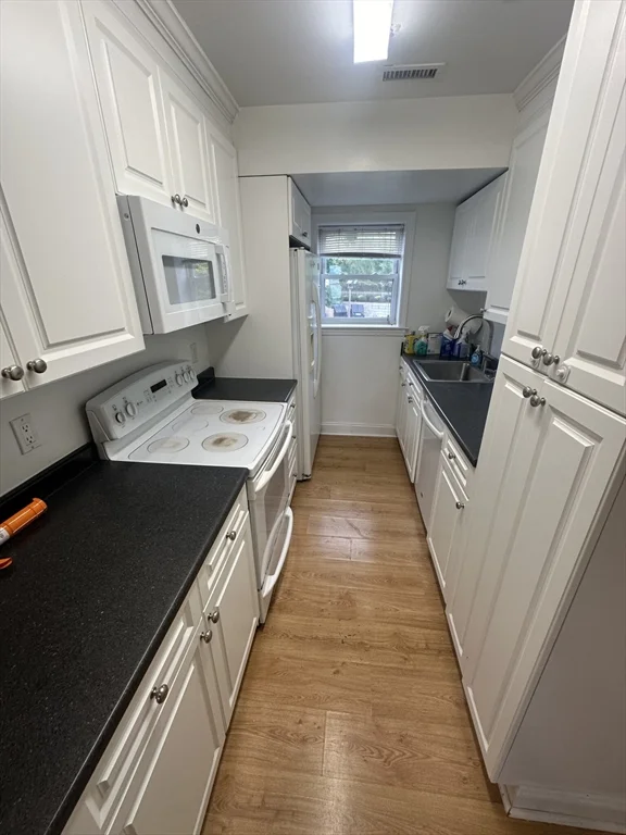3 bed, 2 bath apartment for rent at 140 Newton St Unit 5, Brighton — photo 4 of 15