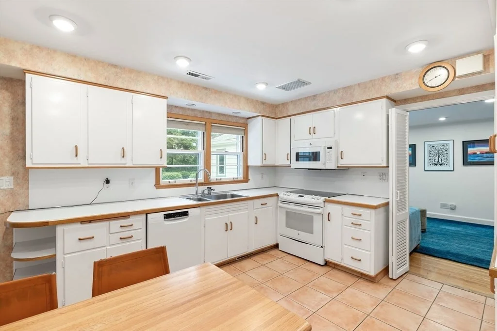 4 bed, 3 bath apartment for rent at 140 Paulson Rd, Waban — photo 2 of 10