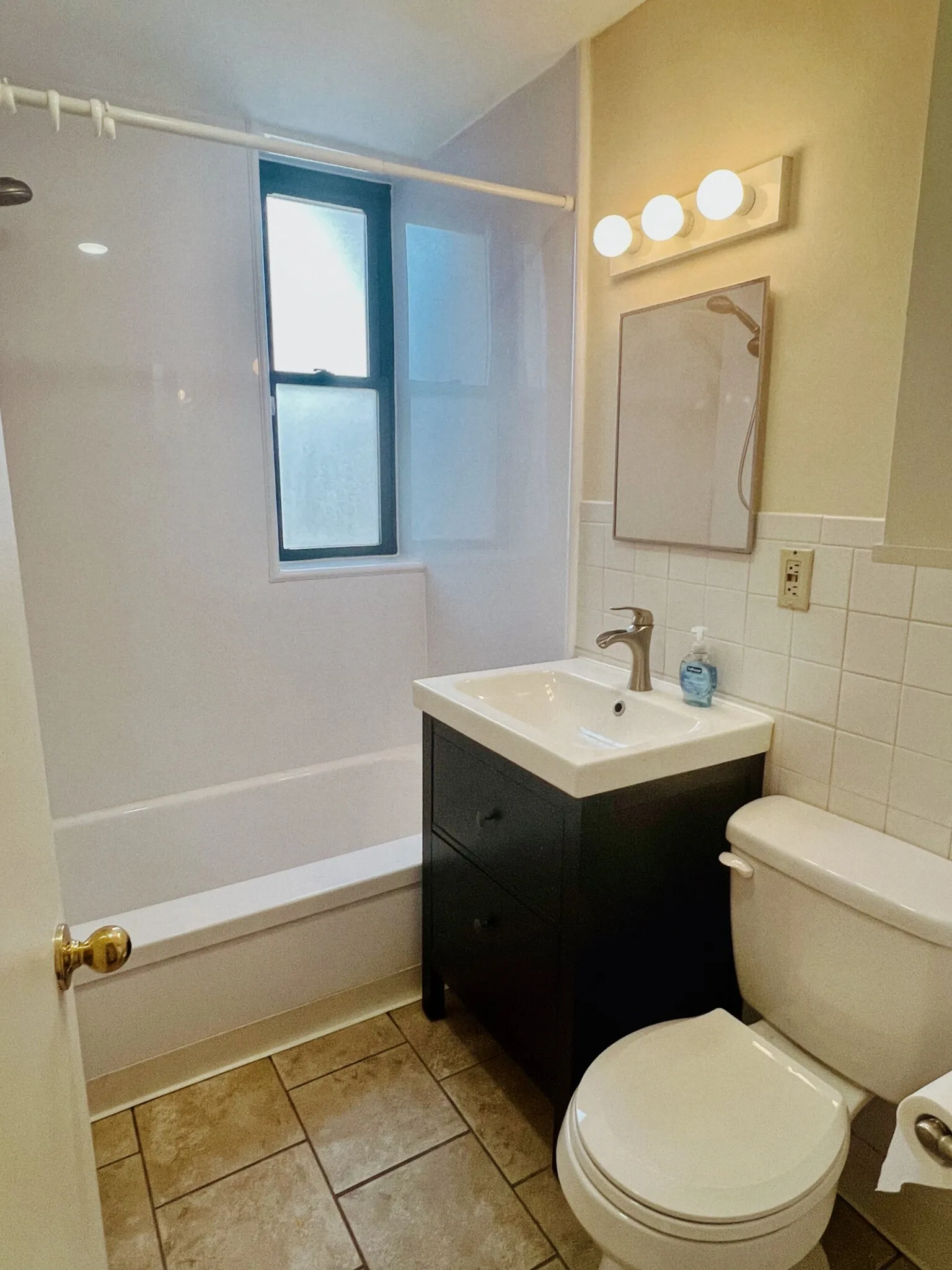2 bed, 1 bath apartment for rent at 1400 Commonwealth Ave Unit 6, Allston — photo 3 of 13