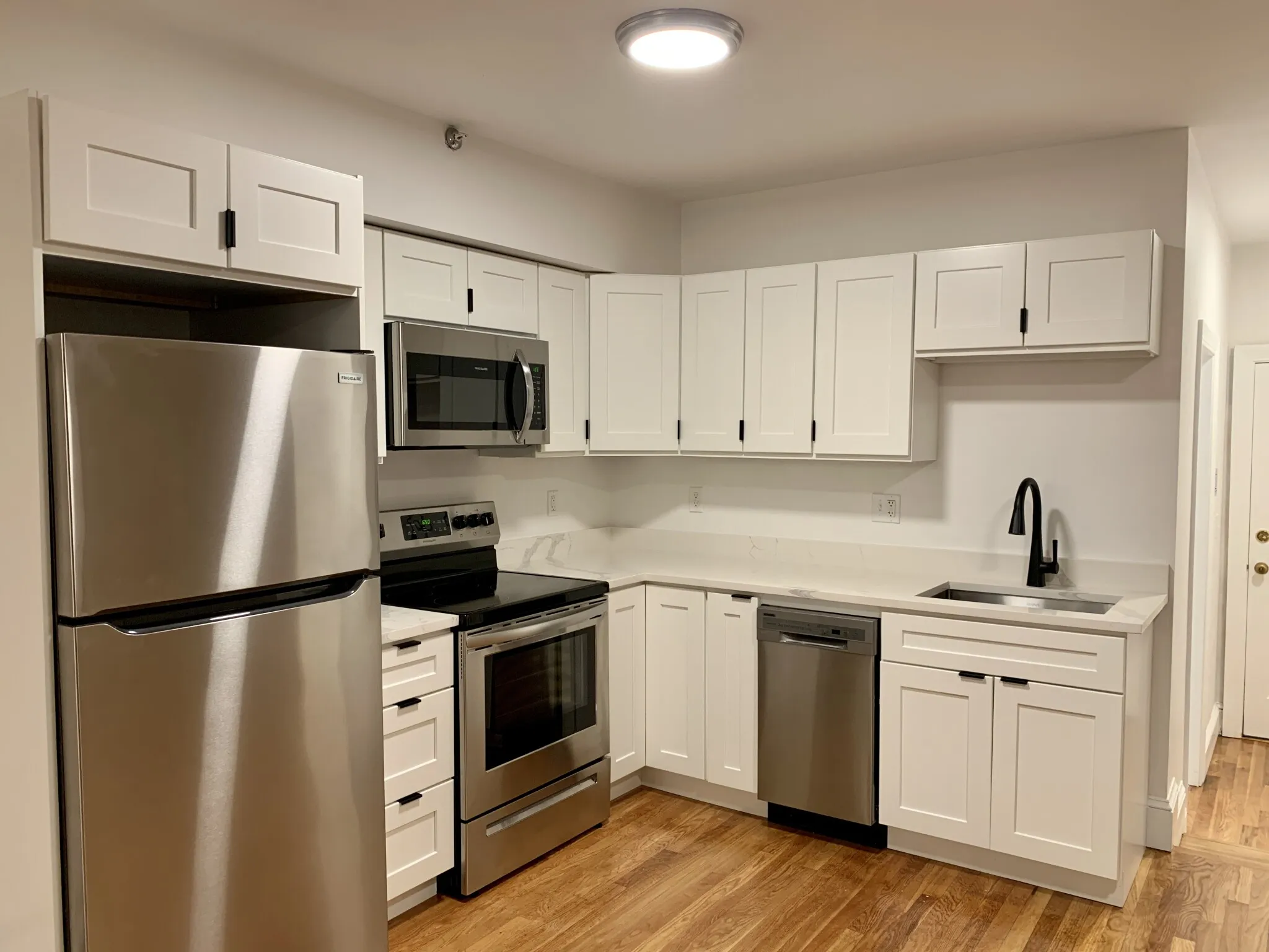 Studio bed, 1 bath apartment for rent at 141 Beacon St Unit 1, Back Bay — photo 2 of 6