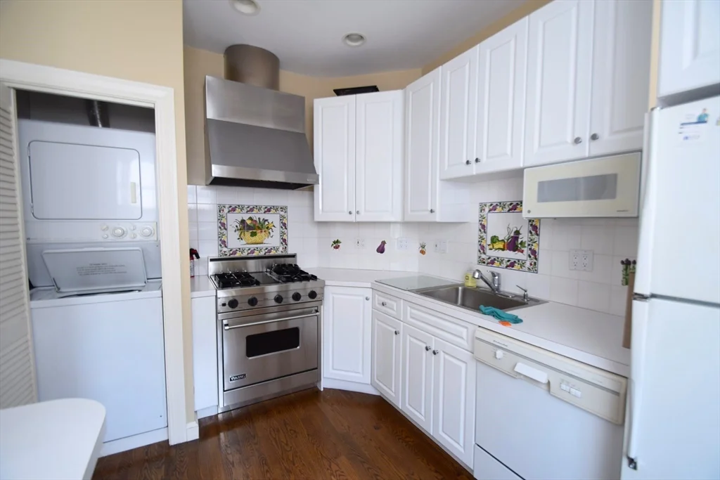 2 bed, 2 bath apartment for rent at 141 Beaconsfield Rd Unit 5, Brookline — photo 3 of 11