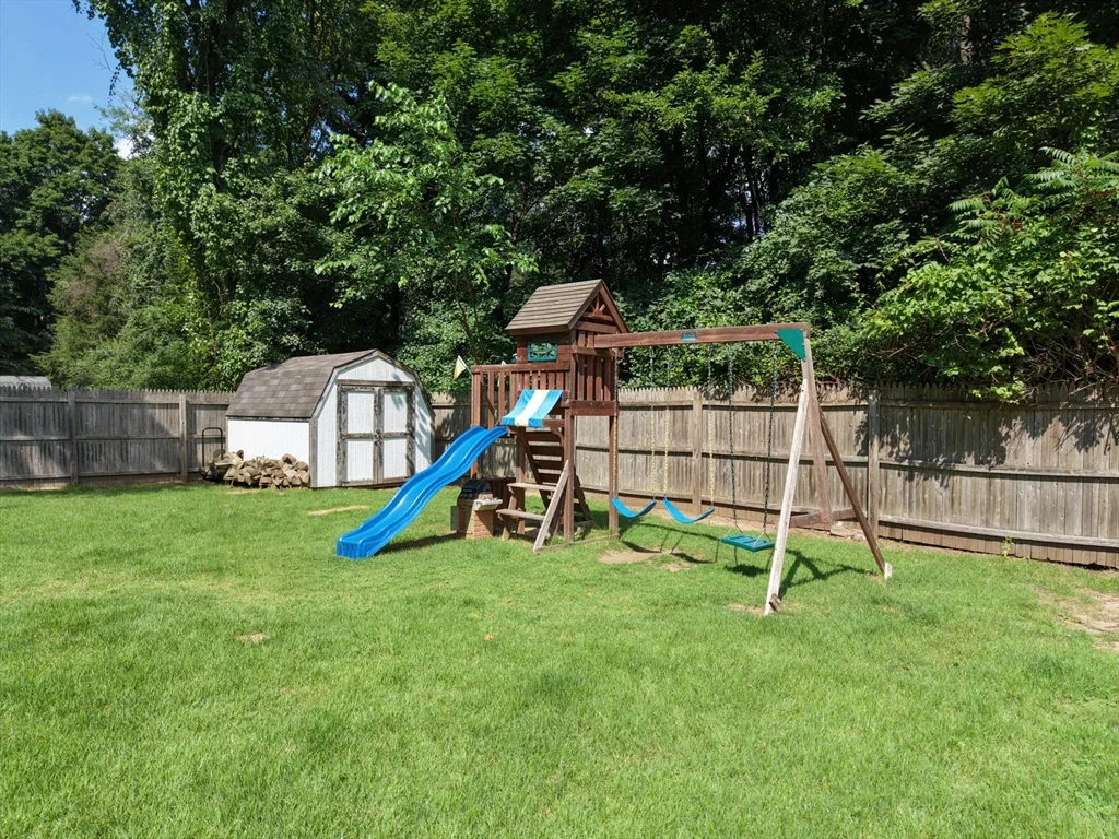 3 bed, 1 bath apartment for rent at 141 Cedar Rd Unit 141, Longmeadow — photo 38 of 42