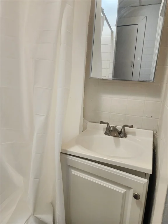 2 bed, 1 bath apartment for rent at 141 Franklin St Unit 2, Lynn — photo 5 of 6