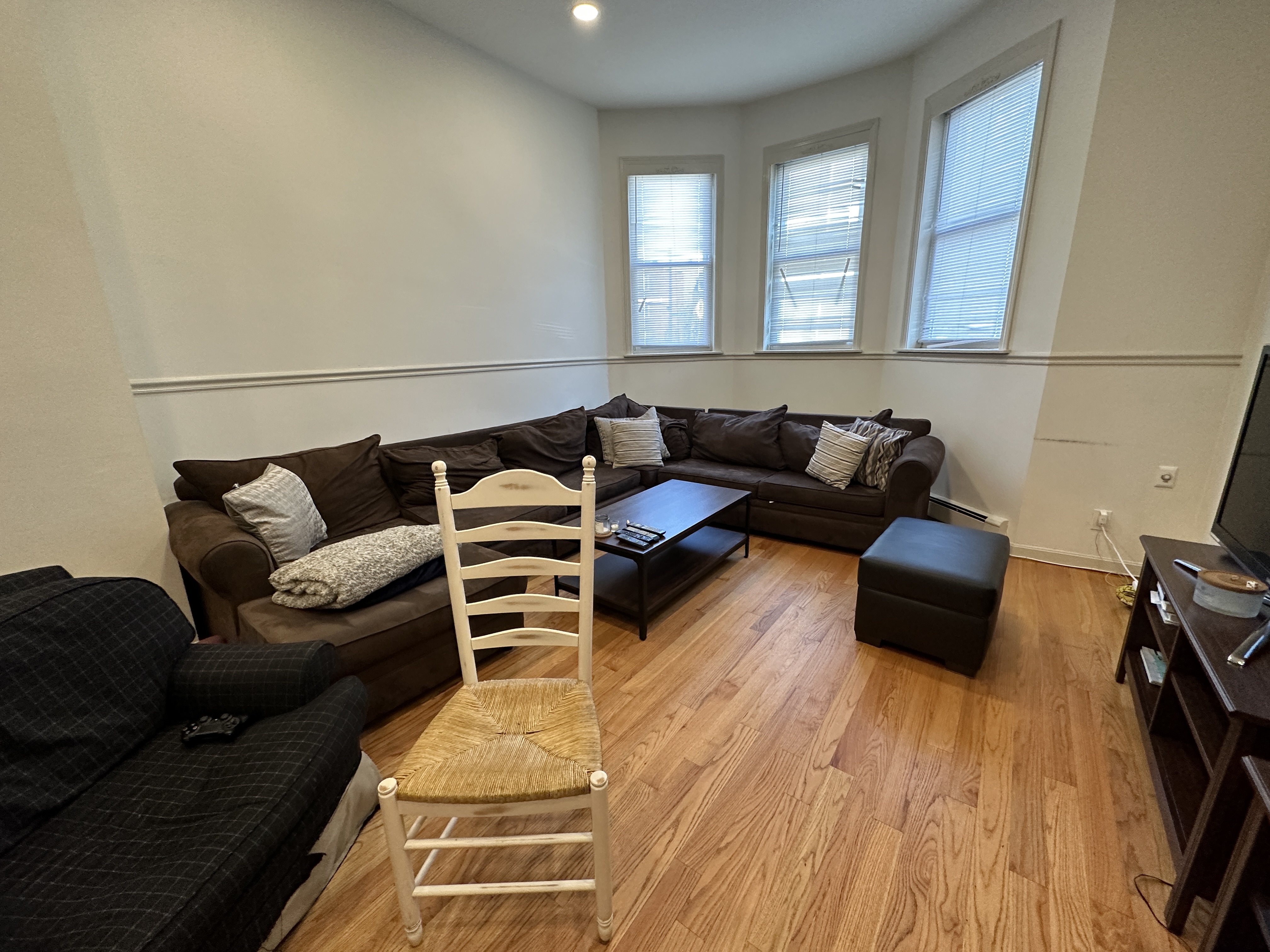 5 bed, 3 bath apartment for rent at 141 L St Unit 1-CF, South Boston — photo 2 of 37