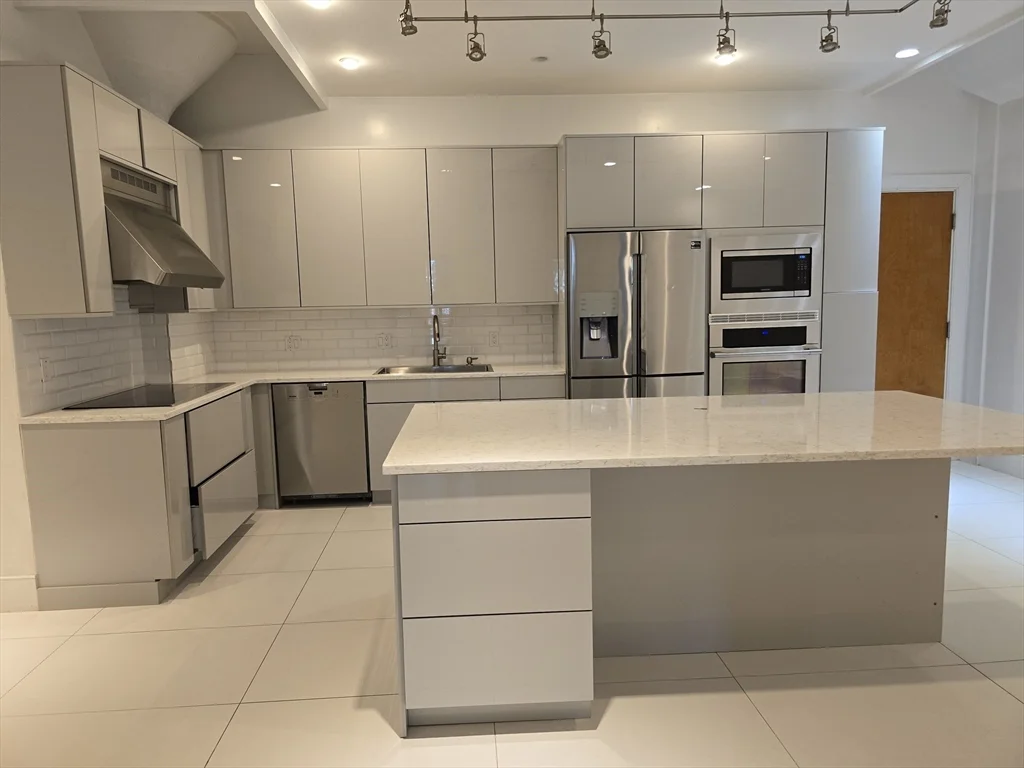 4 bed, 4+ bath apartment for rent at 141 W 2nd St Unit 1, South Boston — photo 2 of 15