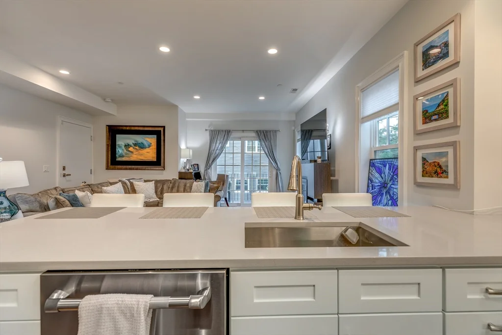 2 bed, 2 bath apartment for rent at 141 W 6th St Unit 1, South Boston — photo 4 of 12