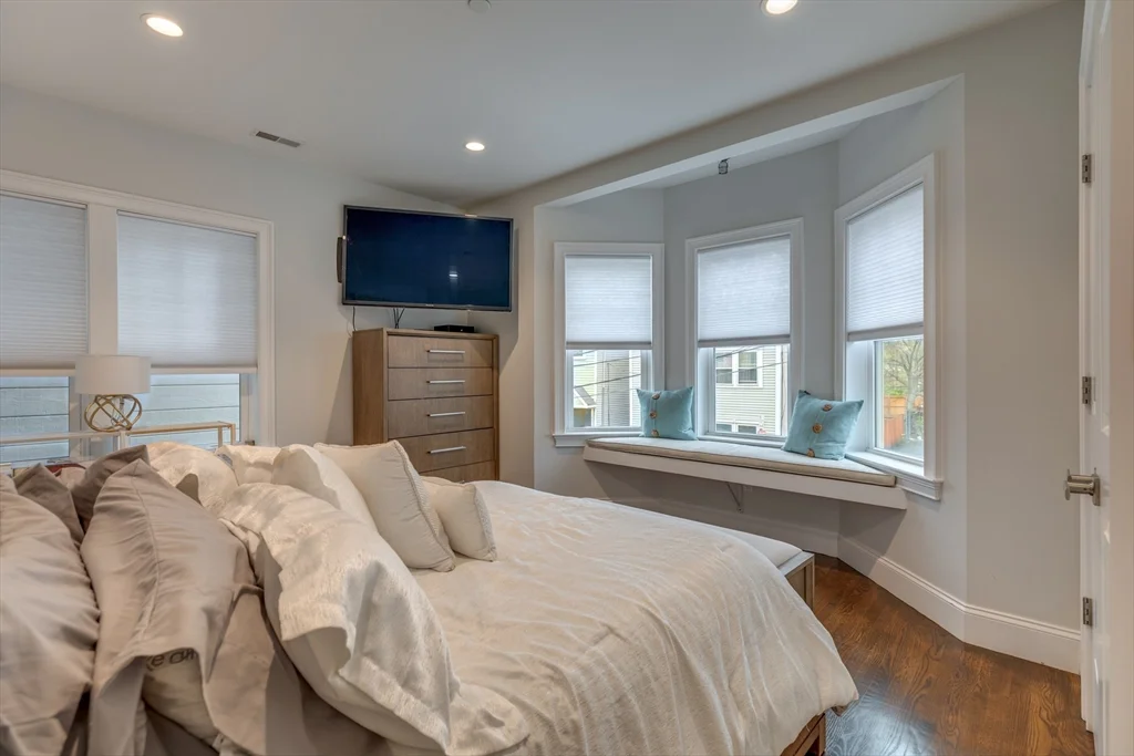 2 bed, 2 bath apartment for rent at 141 W 6th St Unit 1, South Boston — photo 6 of 12
