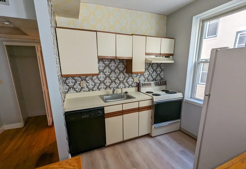 Studio bed, 1 bath apartment for rent at 1415 Commonwealth Ave Unit 302, Allston — photo 2 of 6