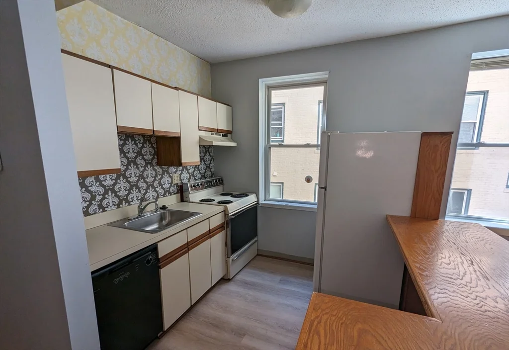 Studio bed, 1 bath apartment for rent at 1415 Commonwealth Ave Unit 302, Allston — photo 1 of 6