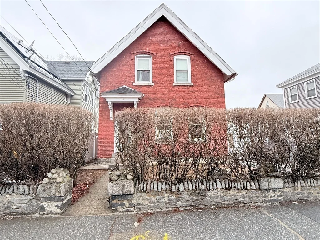 4 bed, 2 bath apartment for rent at 142 Abbott St, Lawrence — photo 3 of 30