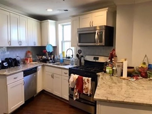 3 bed, 2 bath apartment for rent at 142 Centre St Unit 2, Mission Hill — photo 2 of 9