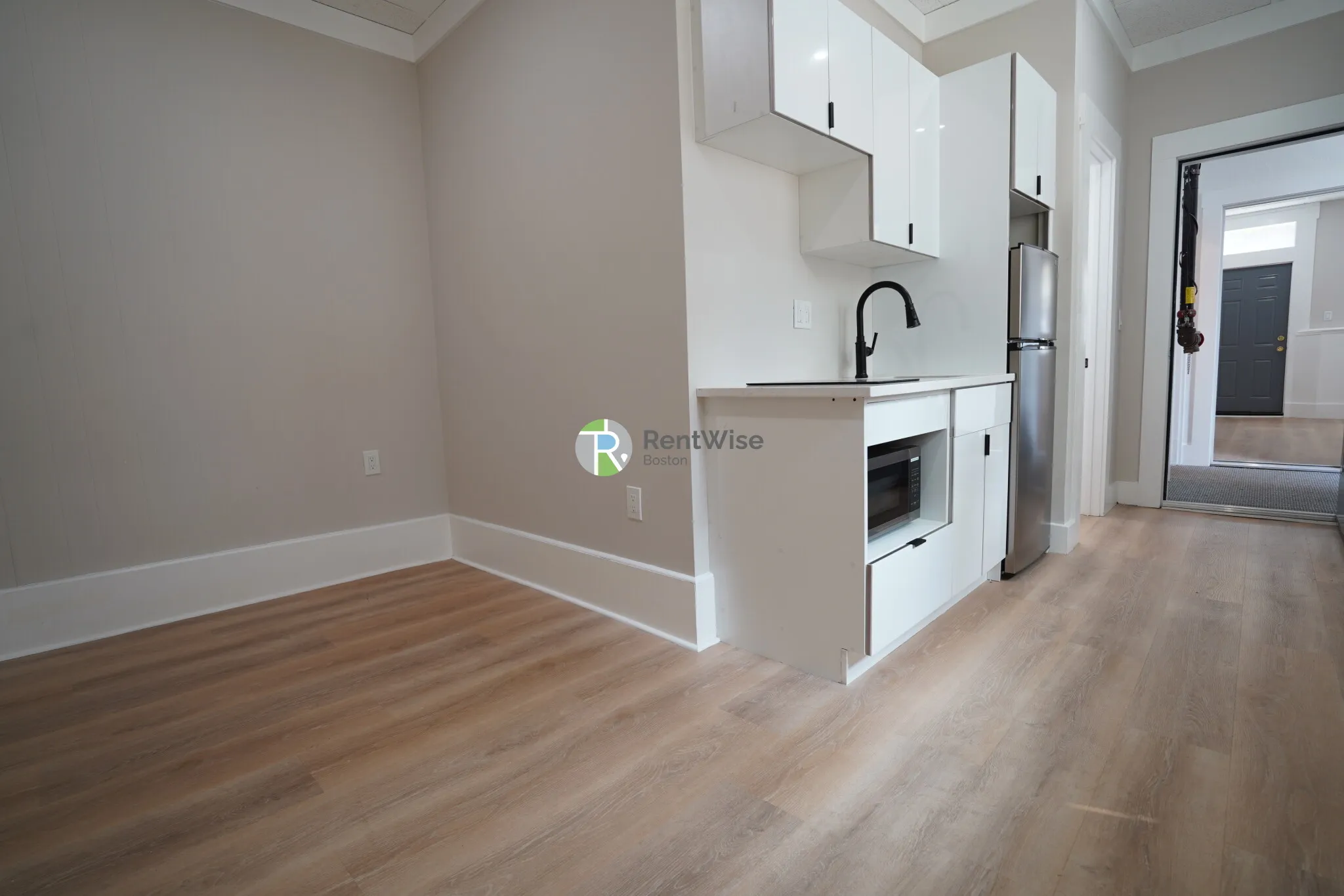 Studio bed, 1 bath apartment for rent at 142 Dorchester St Unit 4, South Boston — photo 2 of 8