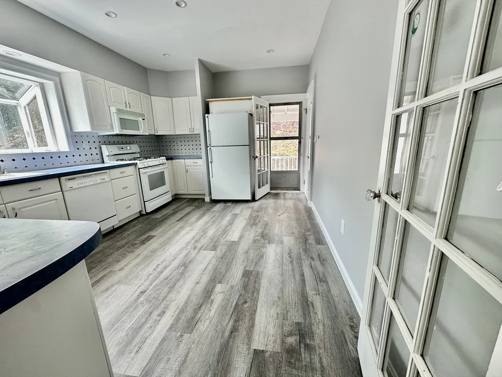 3 bed, 1 bath apartment for rent at 142 Langdon Ave Unit 1, Watertown — photo 3 of 5
