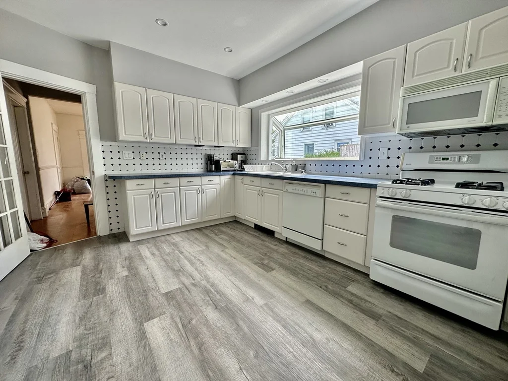 3 bed, 1 bath apartment for rent at 142 Langdon Ave Unit 1, Watertown — photo 4 of 5