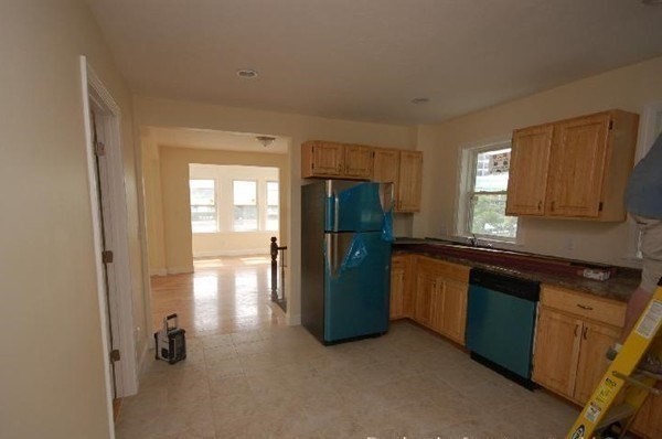 4 bed, 2 bath apartment for rent at 142 Lincoln St Unit 2, Brighton — photo 4 of 8