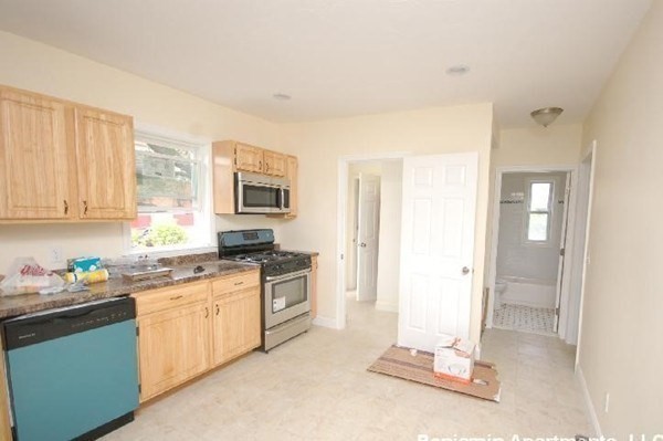 4 bed, 2 bath apartment for rent at 142 Lincoln St Unit 2, Brighton — photo 2 of 8