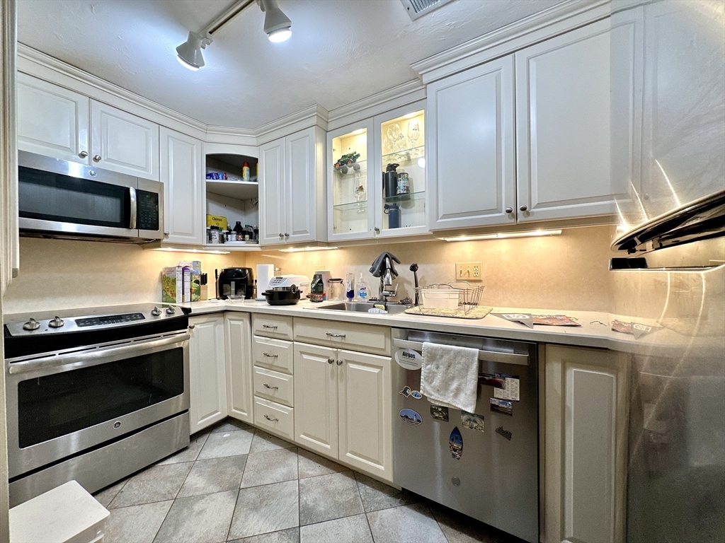 2 bed, 2 bath apartment for rent at 142 Quincy Shore Dr Unit 151, North Quincy — photo 2 of 11