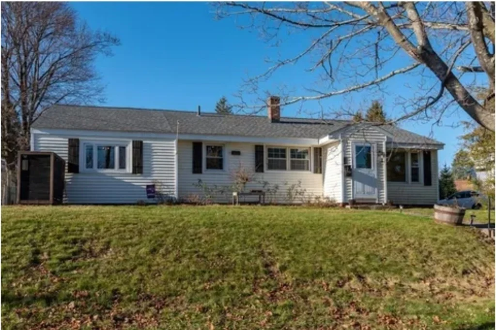 3 bed, 1 bath apartment for rent at 142 Uncatena Ave, Worcester