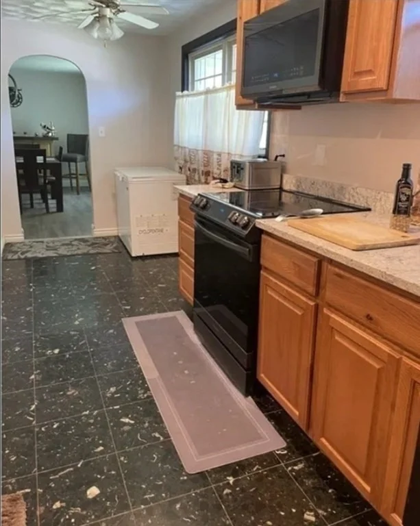 3 bed, 1 bath apartment for rent at 142 Uncatena Ave, Worcester — photo 3 of 8