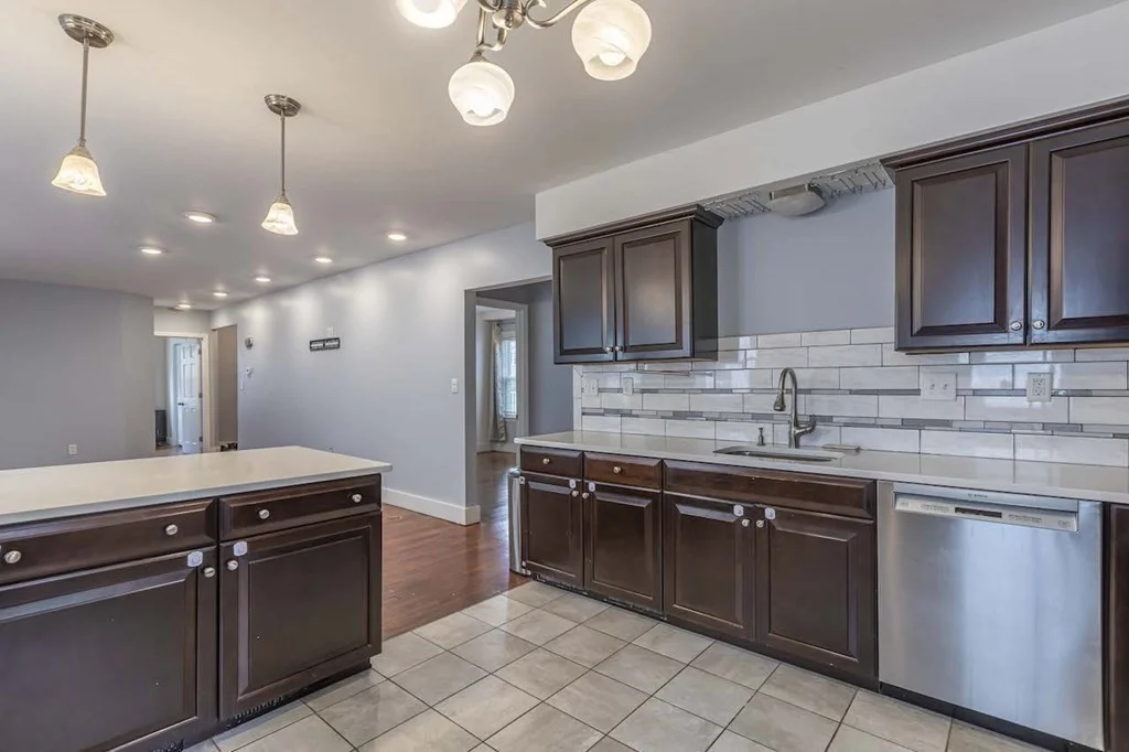 5 bed, 2 bath apartment for rent at 142 Warren St Unit 142, Arlington — photo 4 of 35