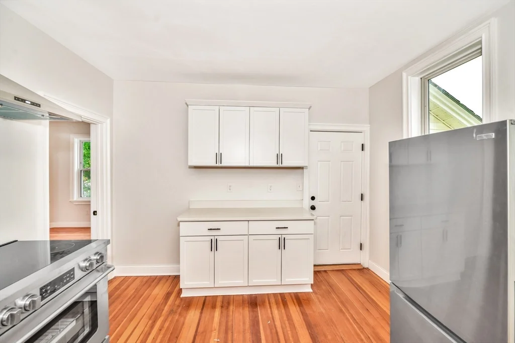 4 bed, 1 bath apartment for rent at 1420 River St Unit 2, Hyde Park — photo 5 of 24