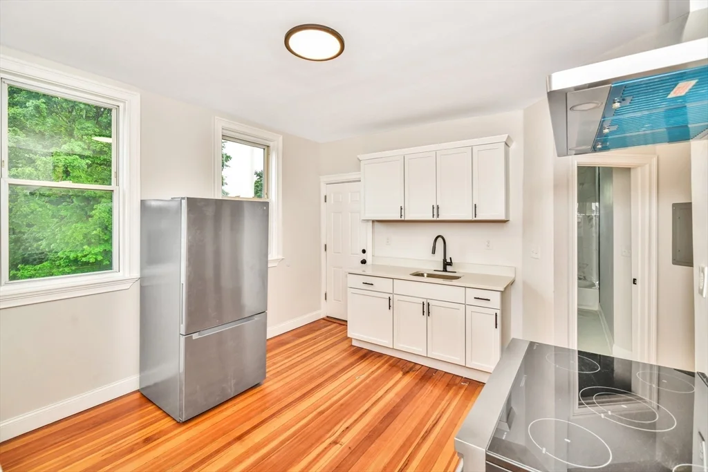 4 bed, 1 bath apartment for rent at 1420 River St Unit 3, Hyde Park — photo 6 of 24