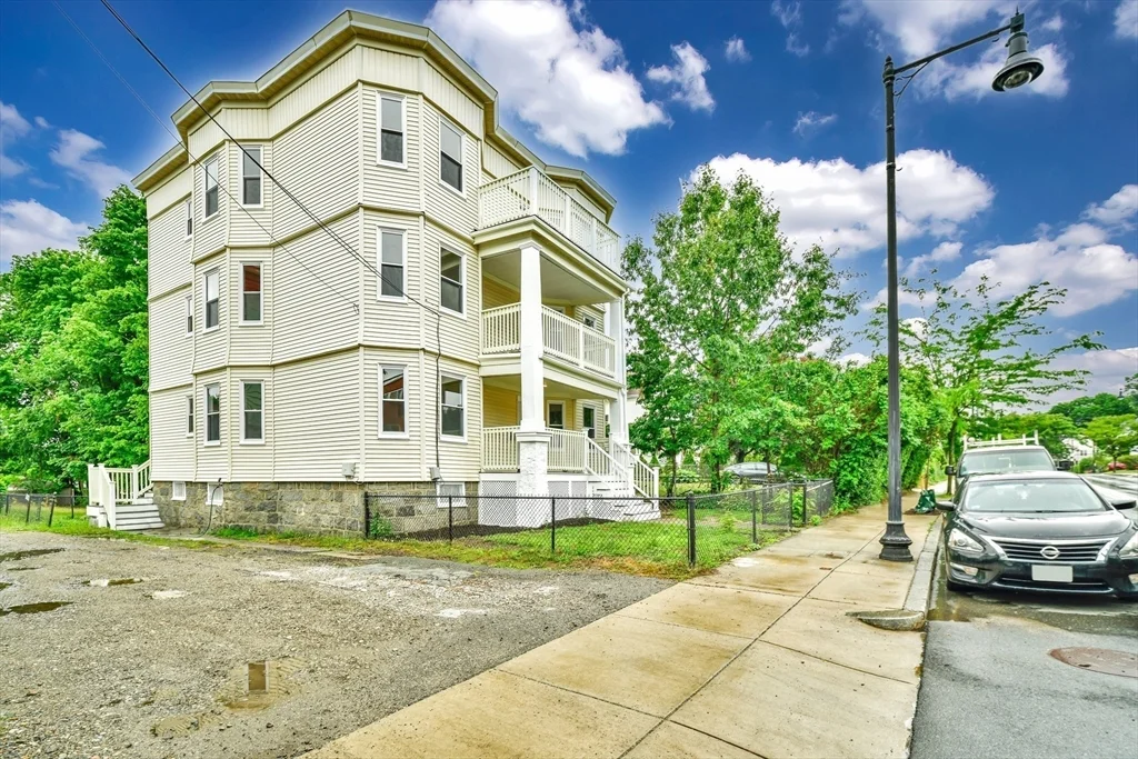 4 bed, 1 bath apartment for rent at 1420 River St Unit 3, Hyde Park — photo 2 of 24