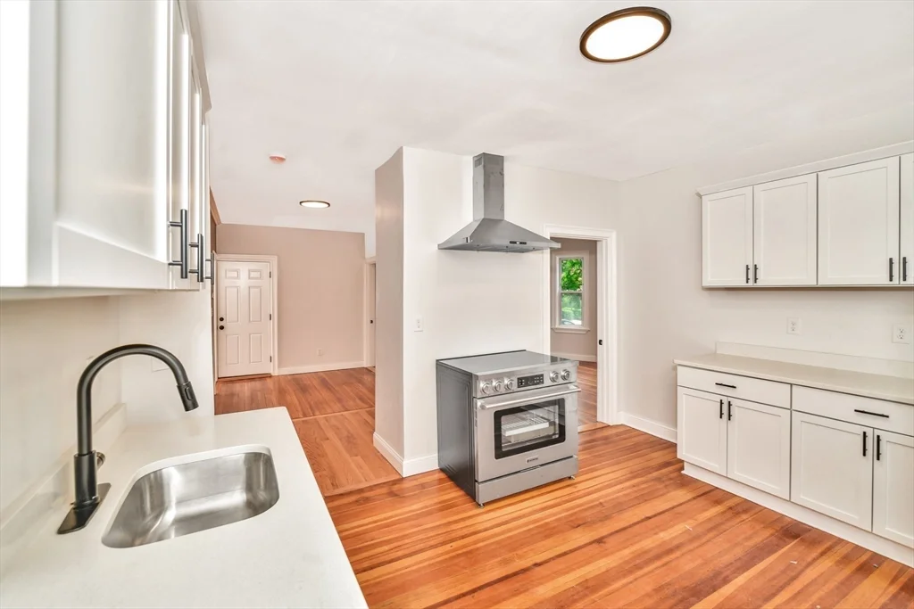 4 bed, 1 bath apartment for rent at 1420 River St Unit 3, Hyde Park — photo 3 of 24