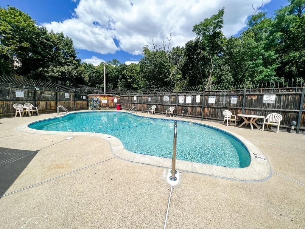 Studio bed, 1 bath apartment for rent at 1427 Commonwealth Ave Unit 504, Allston — photo 6 of 7